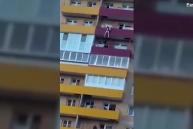 Người hùng đỡ thiếu nữ rơi từ tầng 14 chung cư