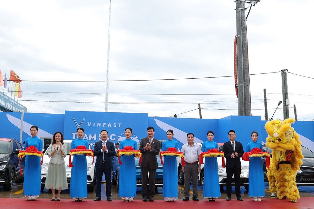 Khai trương dịch vụ sạc xe điện VinFast tại các cây xăng Petrolimex - 1 Khai trương dịch vụ sạc xe điện VinFast tại các cây xăng Petrolimex - 1
