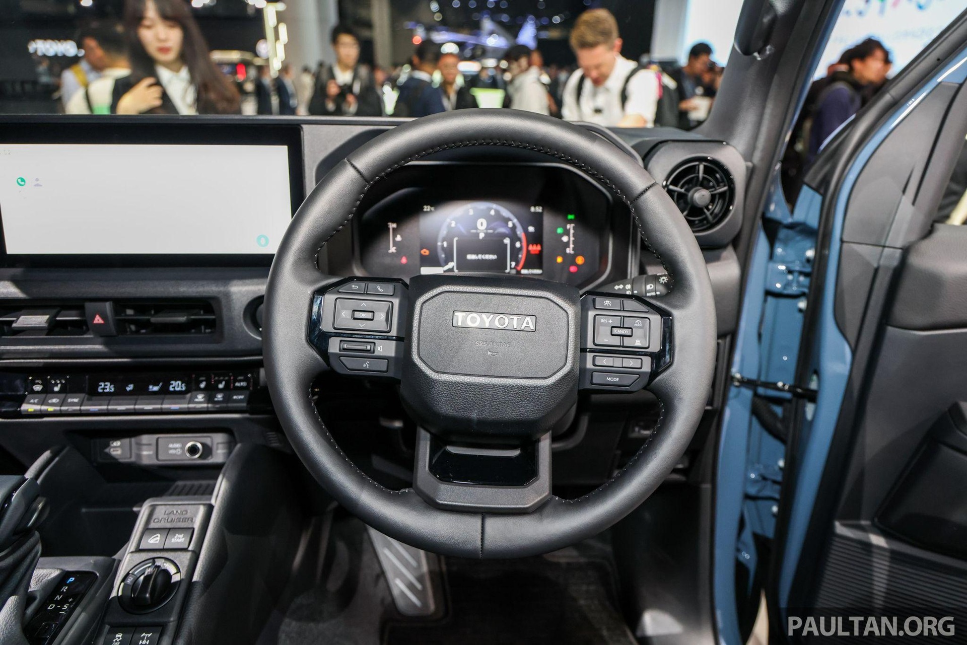 Cận cảnh Toyota Land Cruiser FJ: Off-road “thần sầu”, sẽ bán ở Việt Nam - 9 Cận cảnh Toyota Land Cruiser FJ: Off-road “thần sầu”, sẽ bán ở Việt Nam - 9