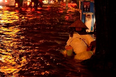 Đường phố ngập lênh láng, dân trắng đêm tát nước
