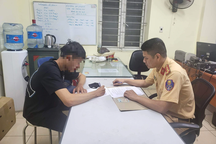 Thanh niên bốc đầu xe thách thức CSGT bị phạt 7 triệu đồng