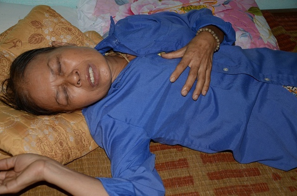Cụ bà tuổi 90 tuổi thèm bữa cơm có thịt bật khóc khi được tặng tủ lạnh chứa đầy thức ăn - 1 Cụ bà tuổi 90 tuổi thèm bữa cơm có thịt bật khóc khi được tặng tủ lạnh chứa đầy thức ăn - 1