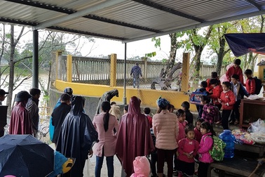 Lũ cuốn bờ sông trước trường, học sinh phải đi “xuyên tường” hàng xóm