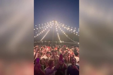 Xao xuyến trước sàn catwalk nằm giữa cánh đồng hoa oải hương