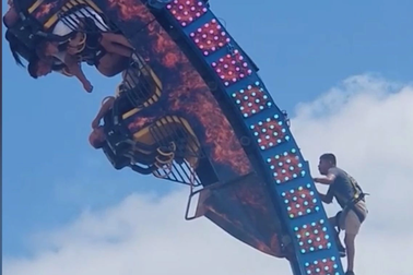 Người treo lơ lửng do tàu lượn gặp sự cố ở Mỹ