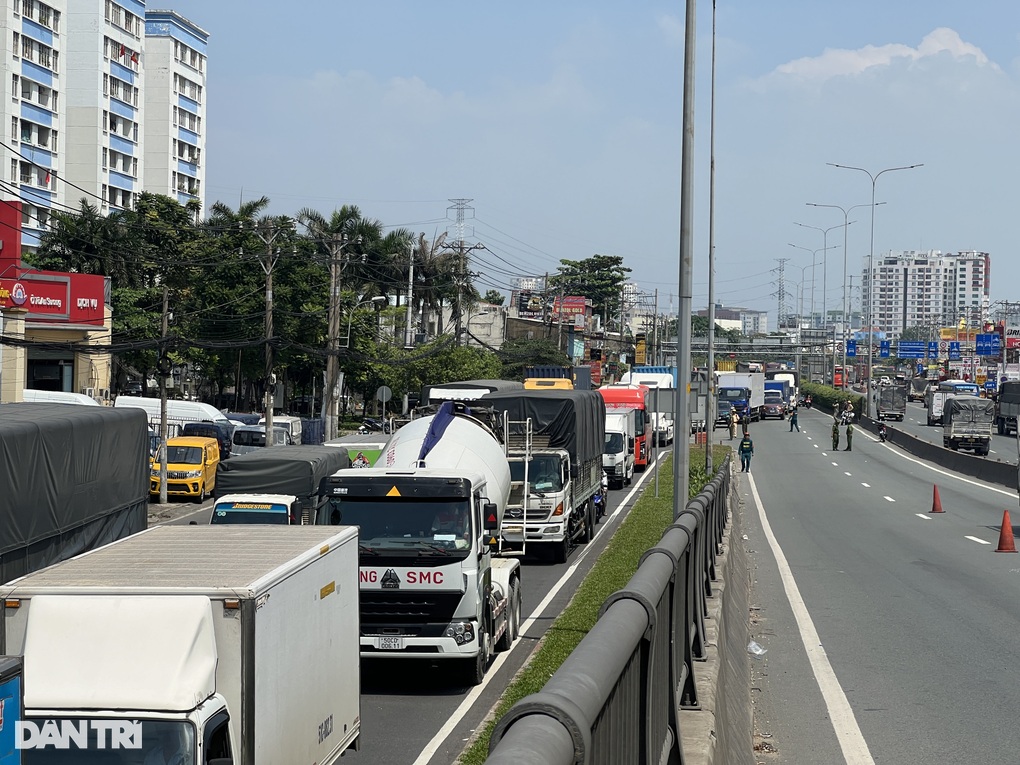 Công an tìm camera hành trình vụ tai nạn làm một người tử vong ở TPHCM - 2 Công an tìm camera hành trình vụ tai nạn làm một người tử vong ở TPHCM - 2