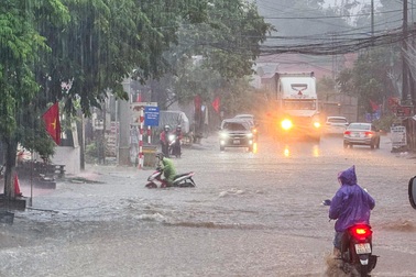Mưa lớn khiến giao thông trên quốc lộ 4A Lạng Sơn - Cao Bằng tê liệt
