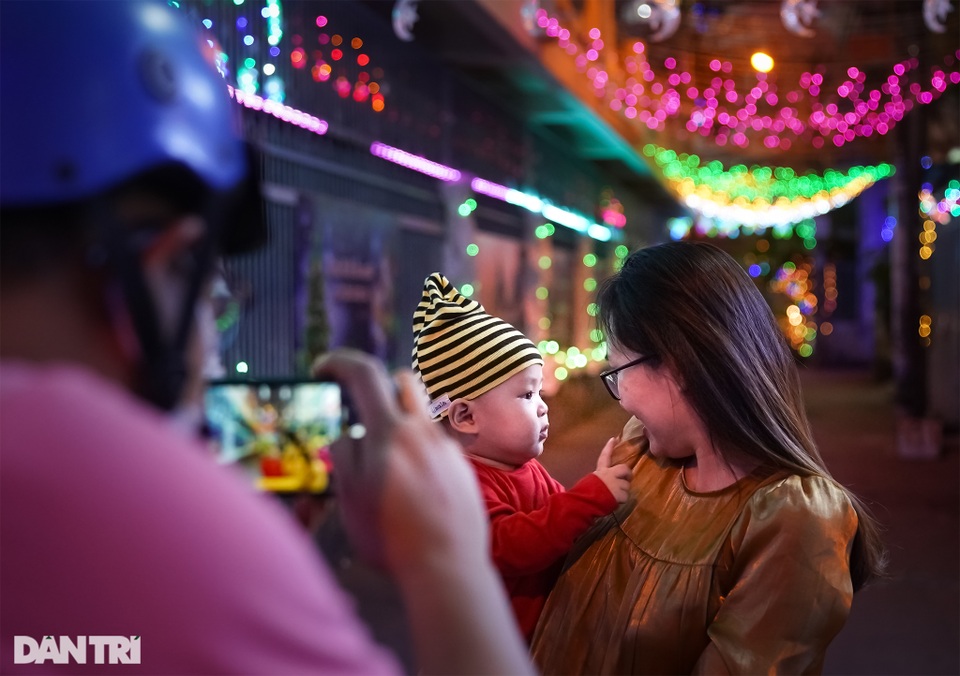 Những con hẻm lung linh ánh đèn đón mùa Noel khác biệt - 9 Những con hẻm lung linh ánh đèn đón mùa Noel khác biệt - 9