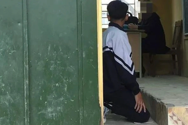 Bị học sinh ném bắp ngô ăn dở vào người, cô giáo nín nhịn để thay đổi trò