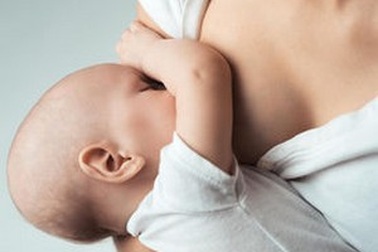 Người phụ nữ bị đuổi khỏi máy bay vì... cho con bú