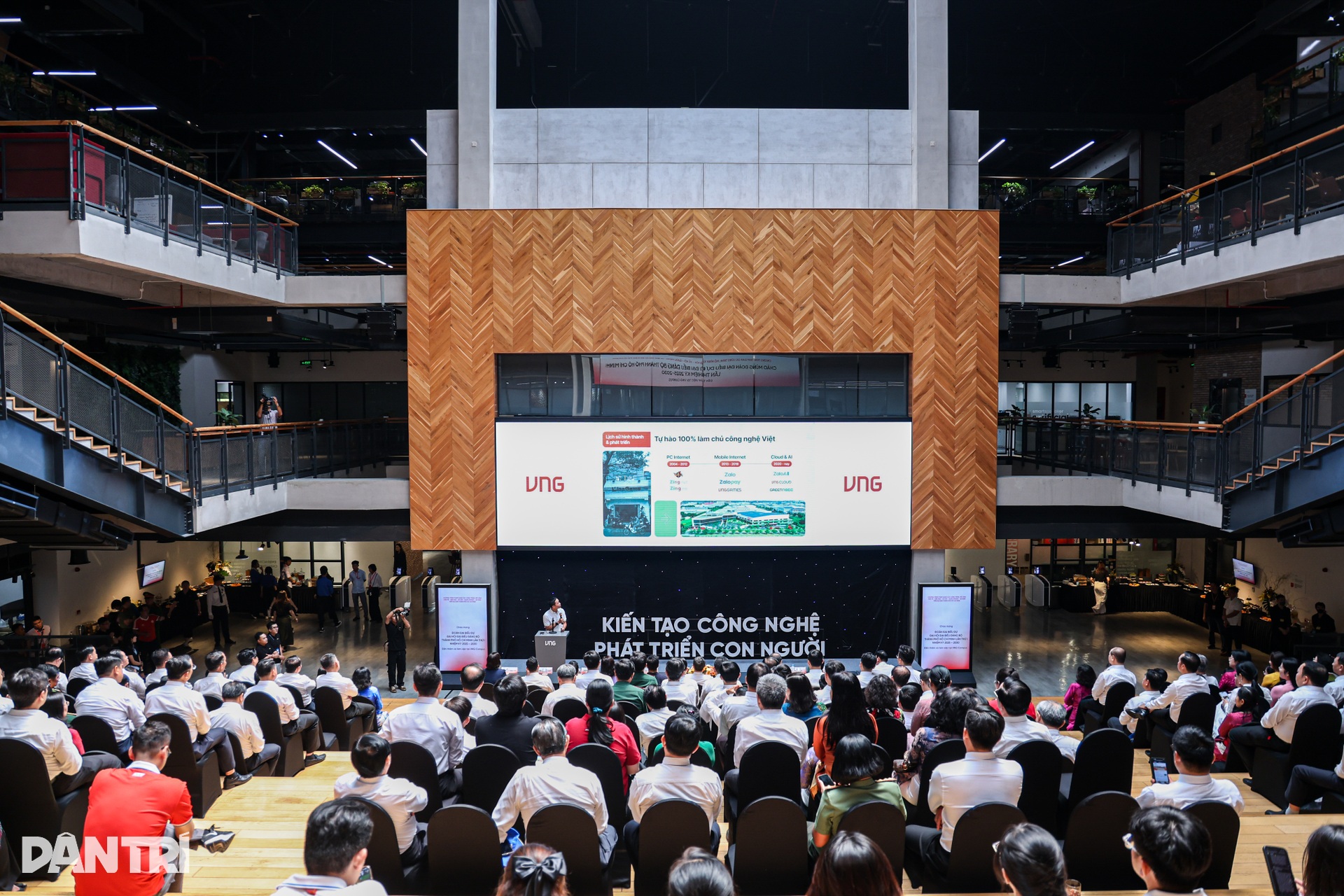 Đại biểu dự Đại hội Đảng bộ TPHCM tham quan các công trình tiêu biểu - 9 Đại biểu dự Đại hội Đảng bộ TPHCM tham quan các công trình tiêu biểu - 9