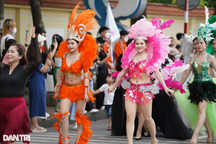 Ấn tượng với lễ hội đầy sắc màu tại thành phố hoa hồng