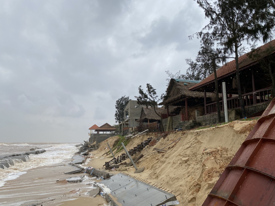 Tuyến kè biển 26 tỷ đồng đang thi công dở bị mưa lũ phá huỷ - 2 Tuyến kè biển 26 tỷ đồng đang thi công dở bị mưa lũ phá huỷ - 2