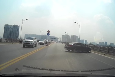 Nữ tài xế điều khiển ô tô quay đầu trên cầu Vĩnh Tuy