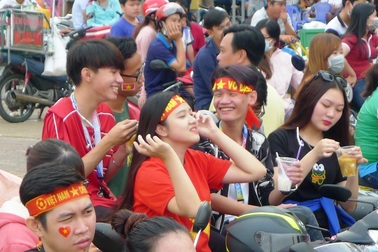 Những fan nữ xinh Cần Thơ đội nắng cổ vũ U23 Việt Nam