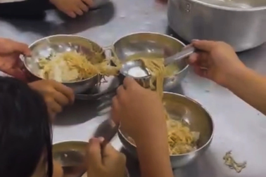 Vụ học sinh ăn cơm chan canh mỳ tôm ở Lào Cai: Hiệu trưởng xin từ chức