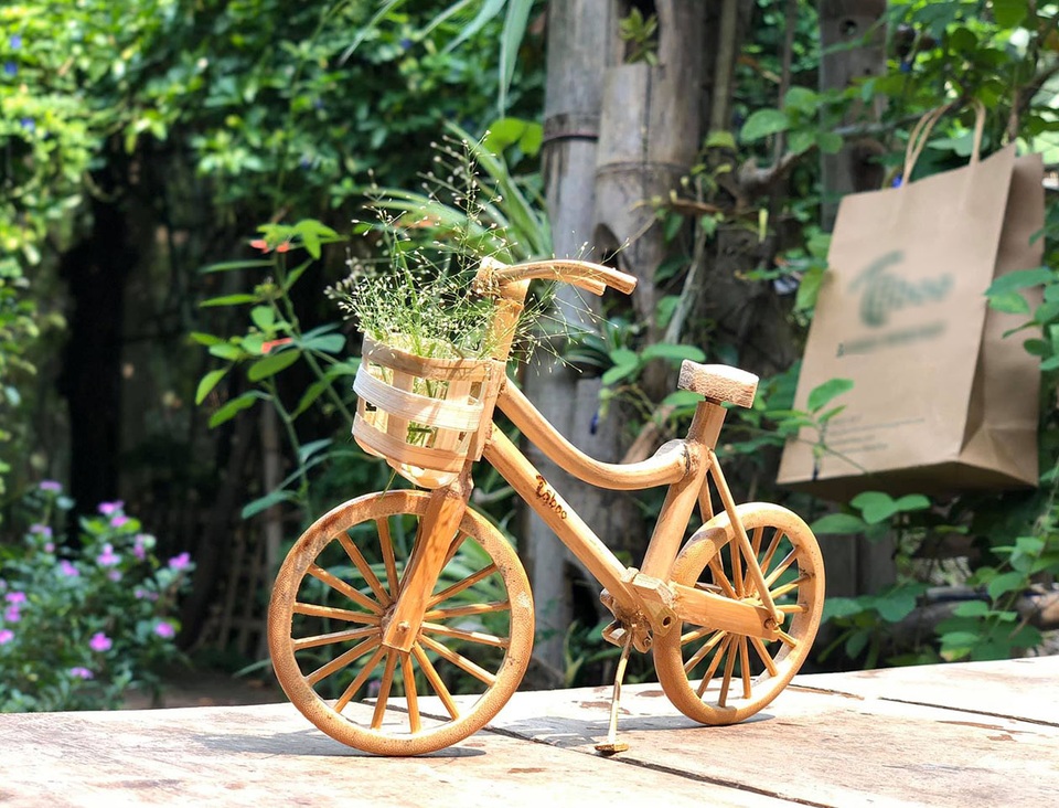 Độc đáo mô hình xe máy, ô tô, tàu hỏa làm từ tre Việt - 8 Độc đáo mô hình xe máy, ô tô, tàu hỏa làm từ tre Việt - 8