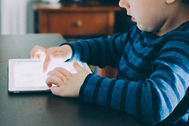 Cậu bé 6 tuổi tiêu hơn 16 ngàn USD của mẹ để mua vật phẩm trong game