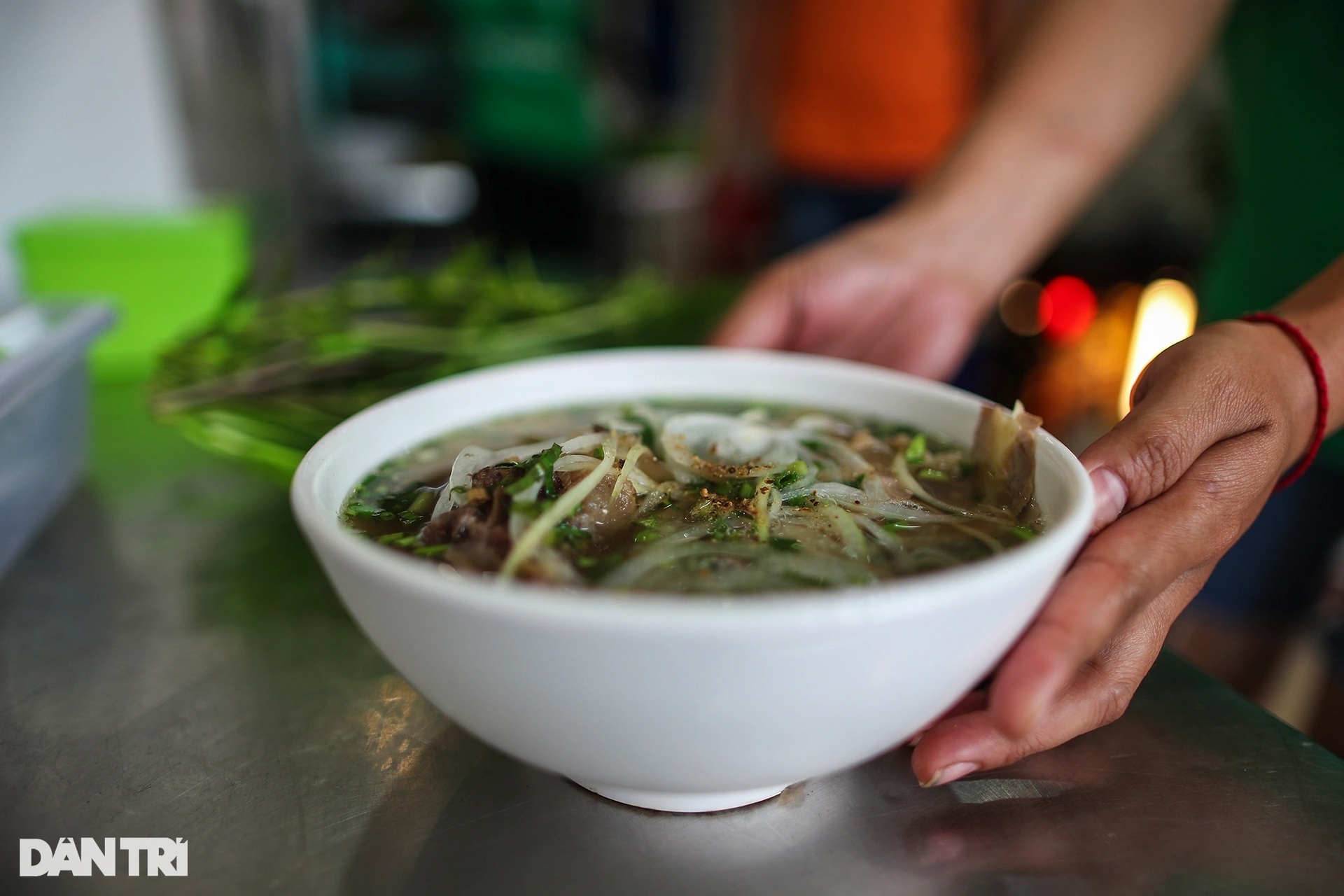 Ngày đầu TPHCM cho phục vụ khách tại chỗ, hàng quán nhộn nhịp từ sáng sớm - 4 Ngày đầu TPHCM cho phục vụ khách tại chỗ, hàng quán nhộn nhịp từ sáng sớm - 4