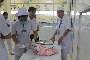 Cháu bé bị bỏ rơi do hủ tục được đưa vào cô nhi viện