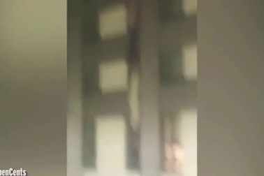 Cảnh nạn nhân vụ hỏa hoạn London thoát thân nhờ ga trải giường