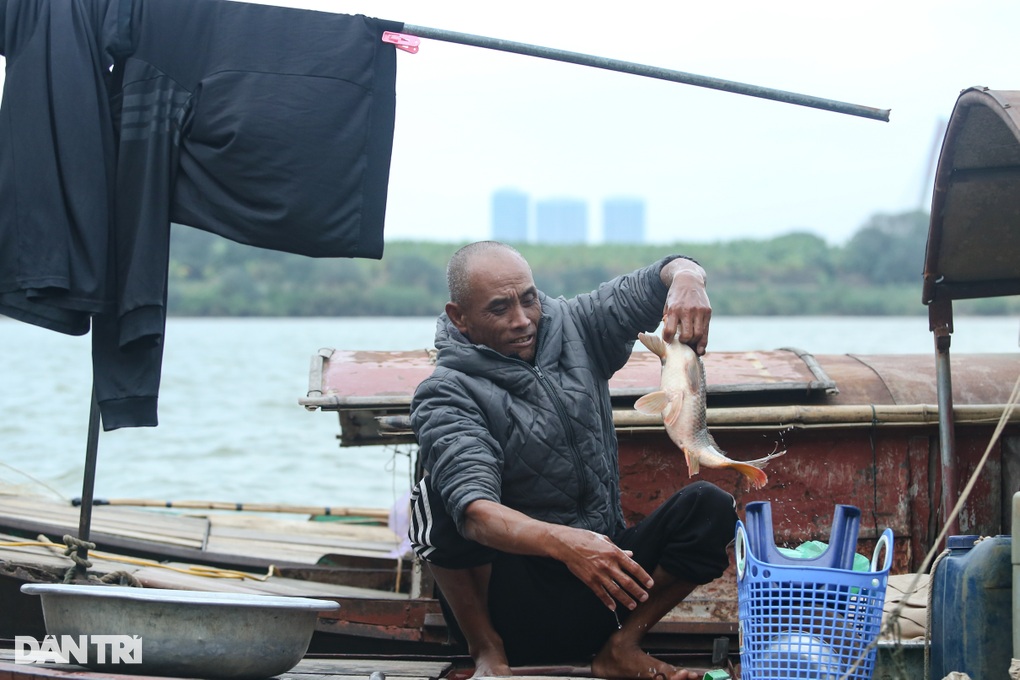 Những phận người sống dưới sông mong ước được một lần ăn Tết trên bờ - 7 Những phận người sống dưới sông mong ước được một lần ăn Tết trên bờ - 7