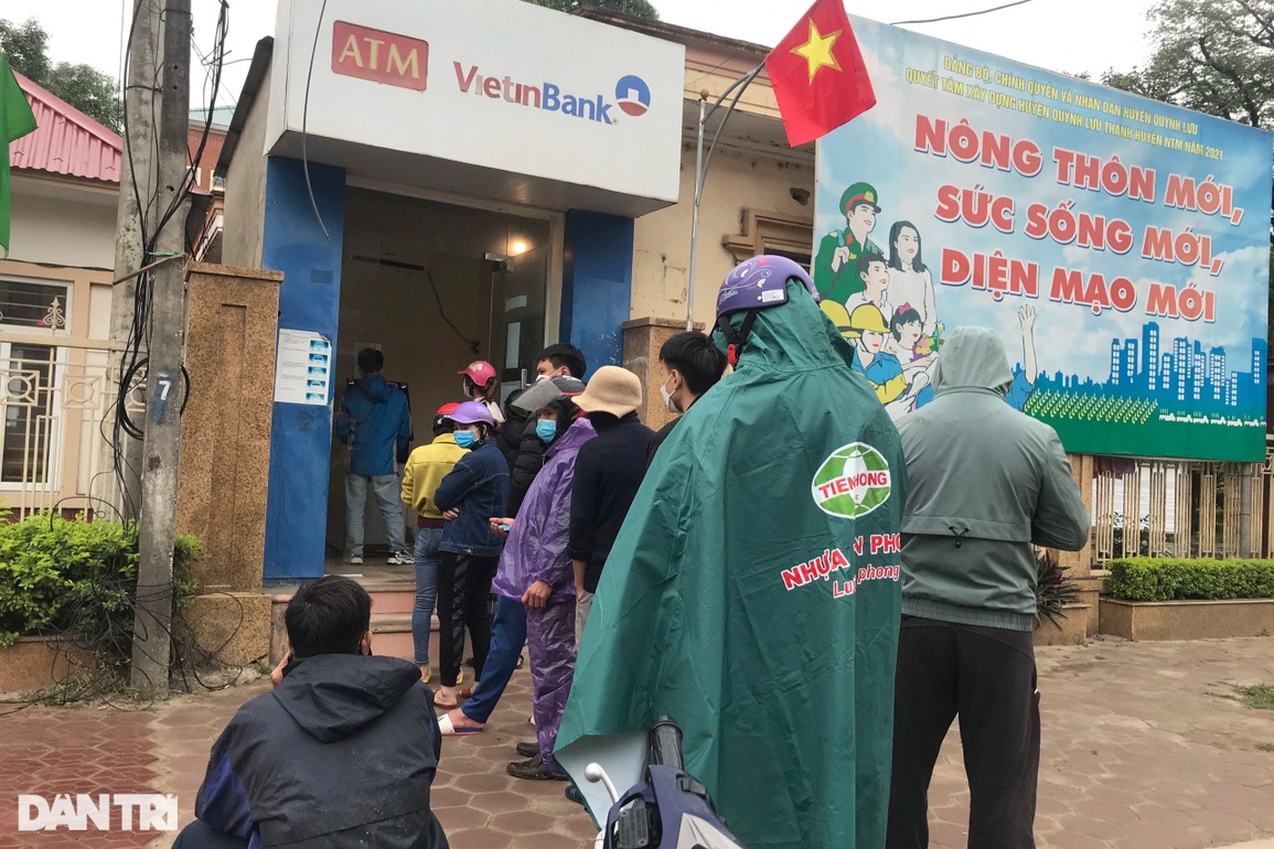 Nghẹt thở xếp hàng ở cây ATM chờ rút tiền ngày cận Tết - 3 Nghẹt thở xếp hàng ở cây ATM chờ rút tiền ngày cận Tết - 3
