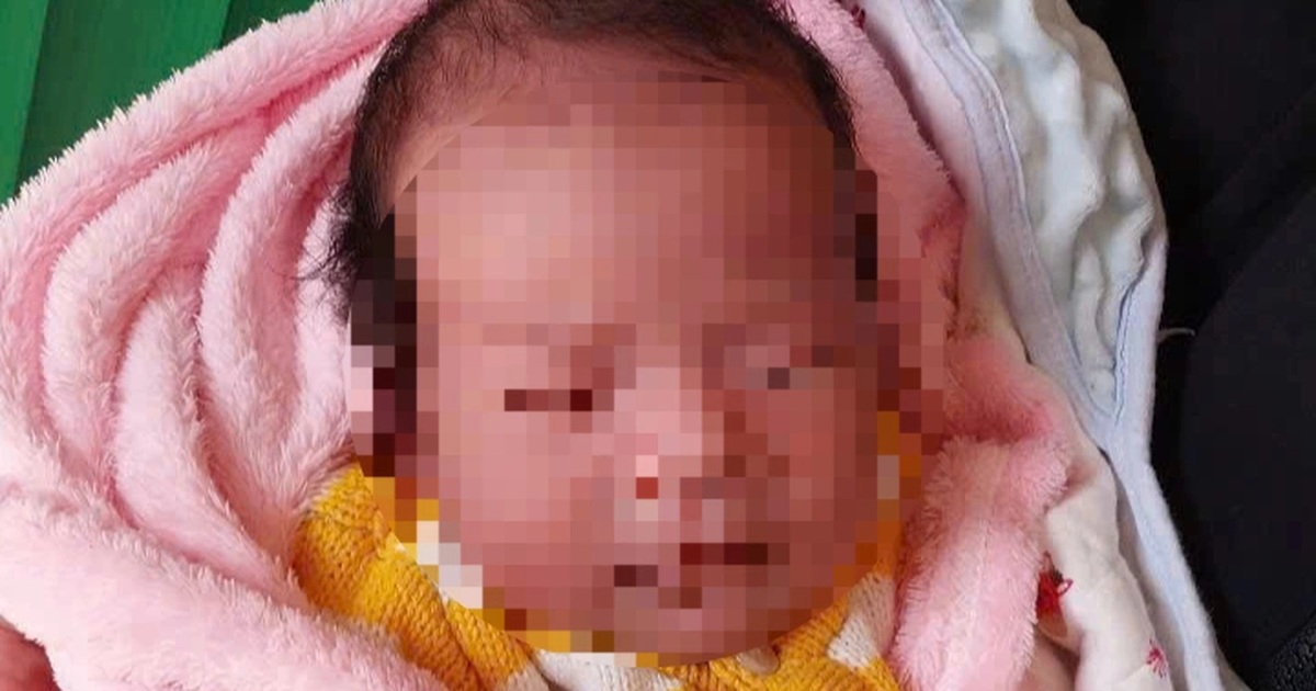 Bé trai 20 ngày tuổi nằm trong giỏ nhựa, bị bỏ rơi trước nhà dân