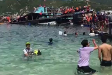 Nhà hàng nổi lật trên vịnh Vĩnh Hy được "lén" cải tạo từ bè nuôi cá