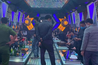 11 thanh niên hát karaoke, sử dụng ma túy mừng sinh nhật