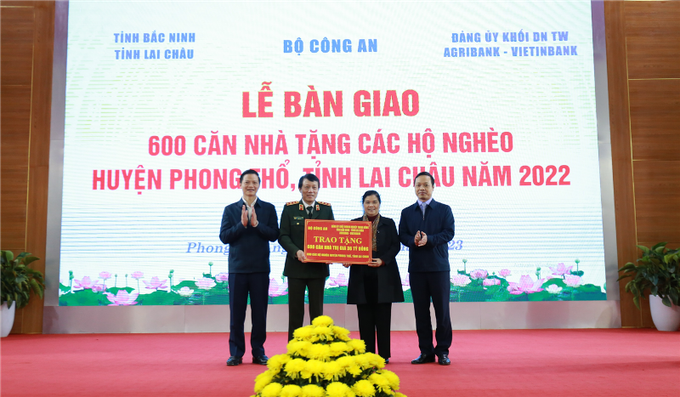 Thứ trưởng Lương Tam Quang trao bảng tượng trưng 600 căn nhà tặng các hộ nghèo thuộc huyện Phong Thổ, tỉnh Lai Châu.