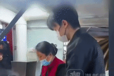 Chàng trai Trung Quốc mặc vest chiên cơm ở chợ, tháng thu 200 triệu đồng