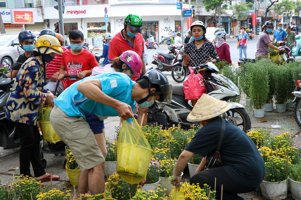 Chợ hoa Xuân ngày cuối năm: Bán tháo đồng giá - 7 Chợ hoa Xuân ngày cuối năm: Bán tháo đồng giá - 7