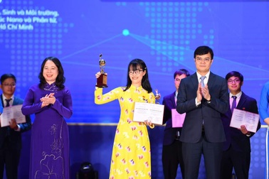 Vợ chồng nữ giảng viên 9X cùng đạt giải thưởng Quả cầu vàng