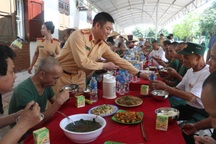 "Bữa cơm tri ân" của chiến sĩ CSGT với những người lính năm xưa