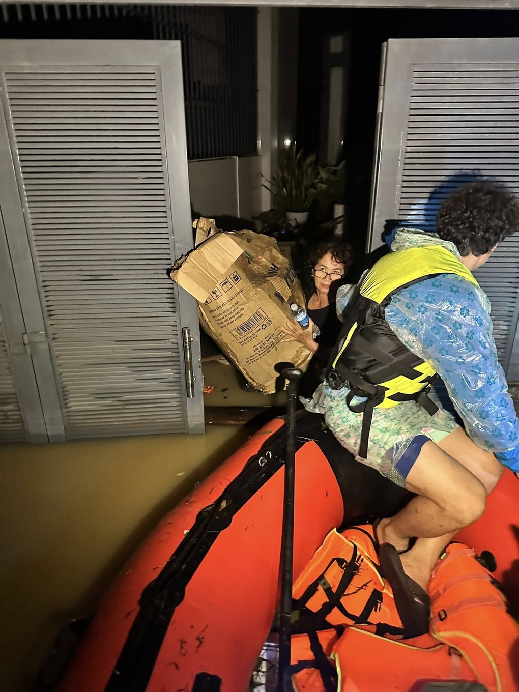 Người đàn ông lái xe từ TPHCM ra Khánh Hoà cho bà con vùng lũ sạc nhờ điện - 2 Người đàn ông lái xe từ TPHCM ra Khánh Hoà cho bà con vùng lũ sạc nhờ điện - 2