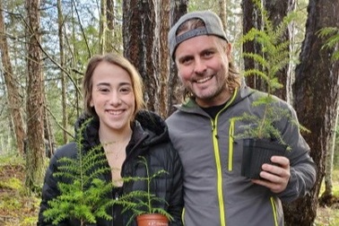 Cặp vợ chồng thử thách sống "tự cung tự cấp" trong một năm