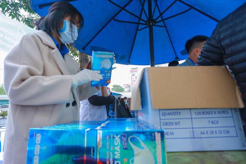 Hàng trăm người dân đội mưa xếp hàng nhận khẩu trang miễn phí - 9