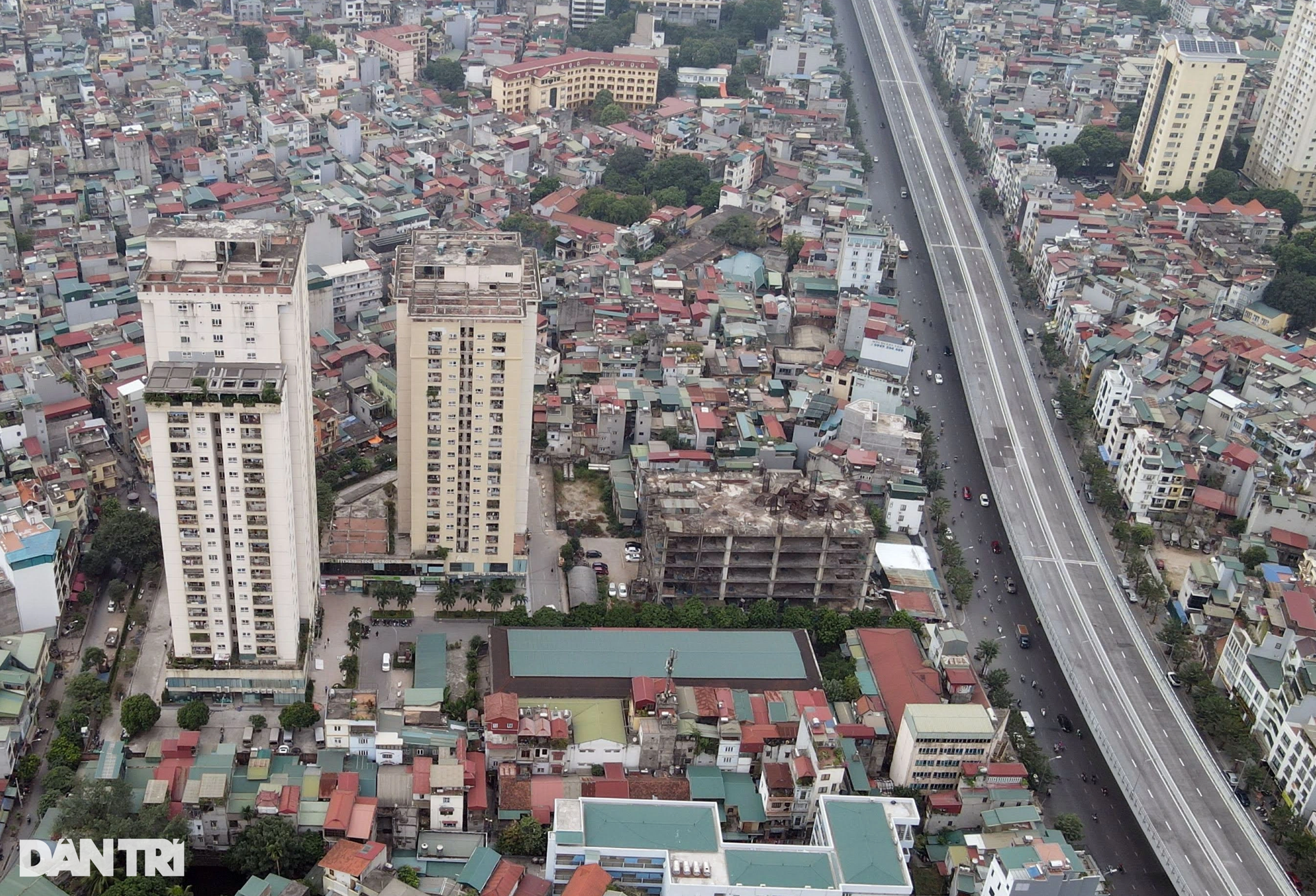 Cao ốc trơ khung hoen gỉ trên đất vàng nhà máy cũ - 1 Cao ốc trơ khung hoen gỉ trên đất vàng nhà máy cũ - 1
