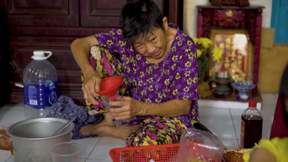 Người phụ nữ 16 năm “không ngủ”, nuôi chồng bại liệt, con tâm thần - 2 Người phụ nữ 16 năm “không ngủ”, nuôi chồng bại liệt, con tâm thần - 2
