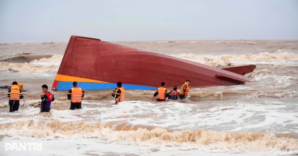 Vụ 2 tàu cá chìm trong bão: Công an thông báo tìm người mất tích - 1 Vụ 2 tàu cá chìm trong bão: Công an thông báo tìm người mất tích - 1