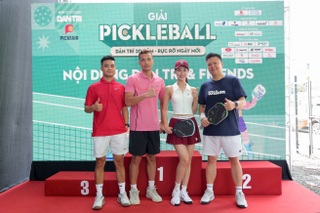 Minh Quân, Khánh Linh rạng rỡ cổ vũ dàn nghệ sĩ ở giải pickleball Dân trí - 3