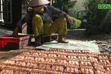 Tất bật sản xuất tượng Táo quân phục vụ Tết ở làng gốm Thanh Hà