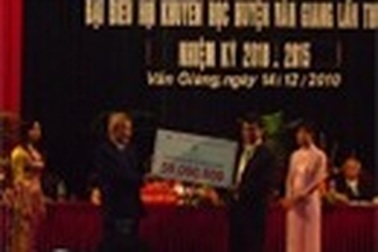 Vihajico trao tặng 50 triệu đồng cho quỹ khuyến học huyện Văn Giang - Hưng Yên