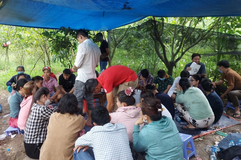 Mở sòng bạc giữa vườn xoài, phục vụ cả thức ăn nước uống - 1 Mở sòng bạc giữa vườn xoài, phục vụ cả thức ăn nước uống - 1