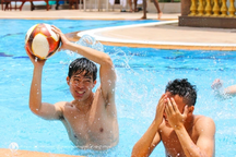 Được nghỉ cả ngày, U22 Việt Nam thư giãn trong… phòng tập