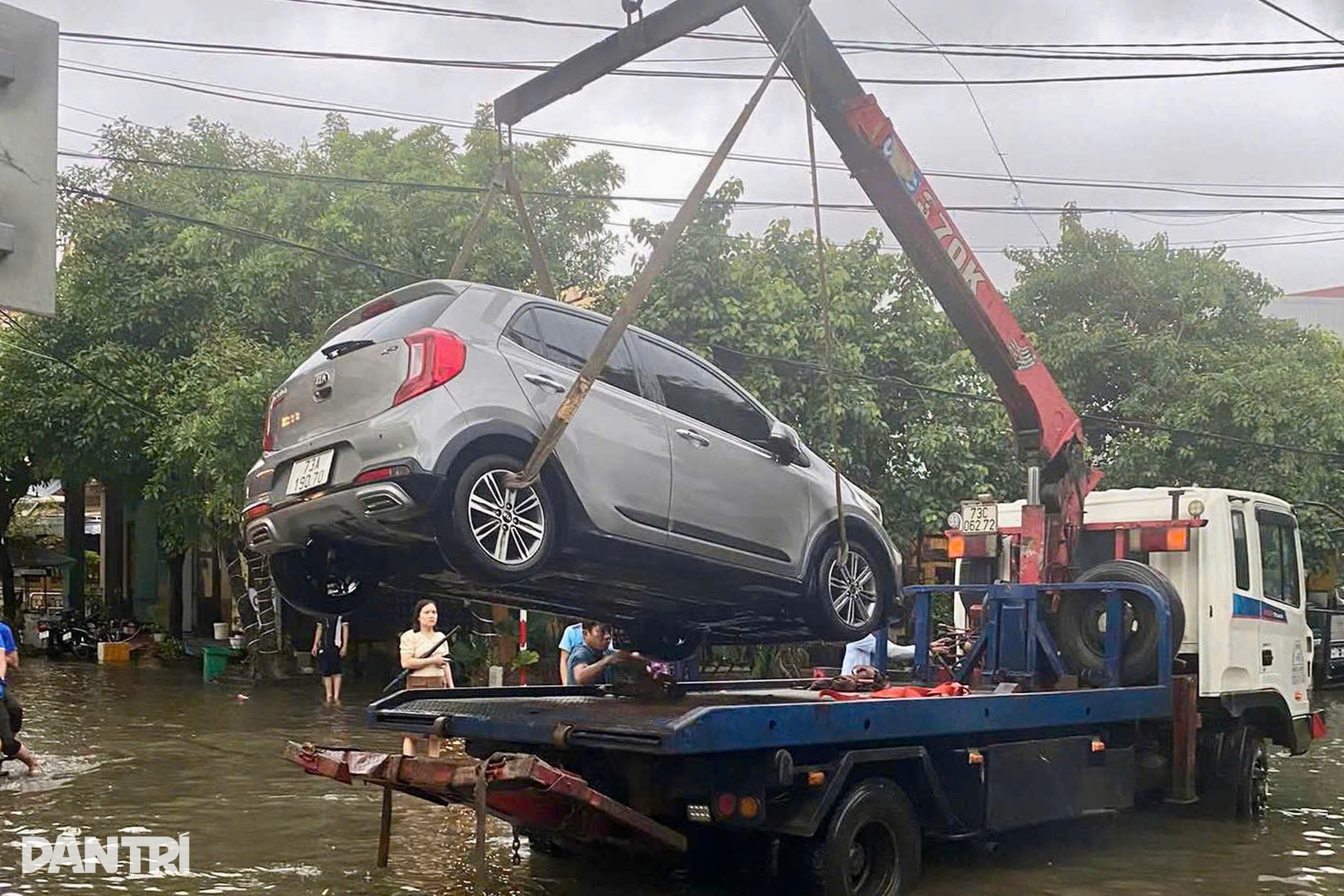 Mưa như trút nước, đường phố Đồng Hới biến thành sông - 9 Mưa như trút nước, đường phố Đồng Hới biến thành sông - 9