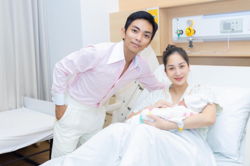 Khánh Thi sinh con thứ 3, Phan Hiển: Nghe tiếng con khóc, tôi khóc theo - 1 Khánh Thi sinh con thứ 3, Phan Hiển: Nghe tiếng con khóc, tôi khóc theo - 1