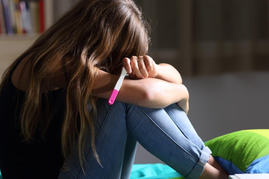 Sinh con ở tuổi 13: Hồi chuông báo động về quan hệ tình dục sớm