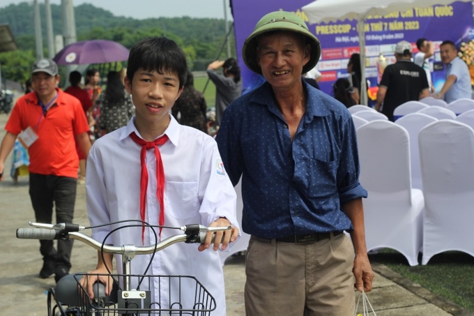 Ban tổ chức Press Cup 2023 trao quà cho các em học sinh nghèo vượt khó tại huyện Thạch Thất